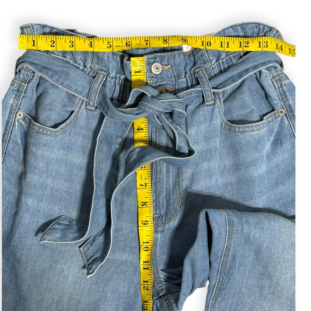 American Eagle Highest Rise Mom Jeans with a paperbag waist and tie belt Size 8 - Picture 3 of 9